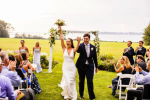 Mariage d'été coloré et féerique dans le manoir de Blithewold
