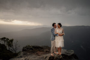 Mariage doux et intime au sommet d'une montagne