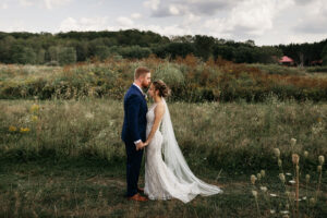 Mariage durable dans les prés forestiers de Stirling avec repas de famille