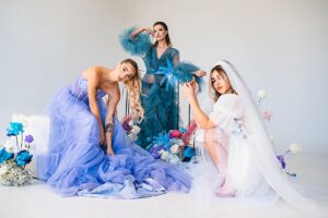 Mariage éclectique et coloré avec art floral