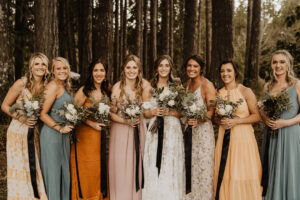 Mariage fantaisiste au bord du lac de Washington dans la forêt
