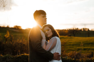 Mariage fantaisiste et romantique dans le jardin de l'après-midi