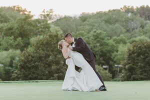 Mariage intemporel en noir et blanc au Southpointe Golf Club - Burgh Brides