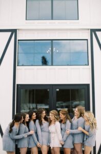 Mariage intemporel et tendance dans les bois enneigés