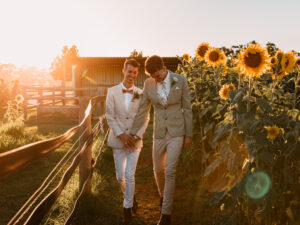 Mariage intime dans un champ de tournesols
