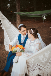 Mariage juif en camping en plein air dans les bois