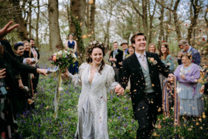 Mariage magique Bluebell Woods avec cérémonie de remise des mains