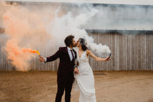 Mariage magique d'automne Cumbria Barn Party avec des fleurs séchées