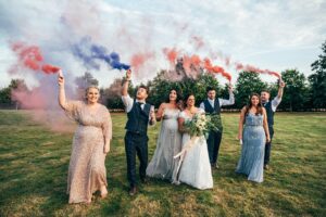Mariage magique et rêveur de Little Tey Barn avec guirlandes lumineuses