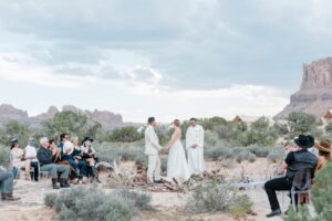 Mariage minimaliste dans le désert à Under Canvas Moab