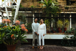 Mariage moderne et amusant au conservatoire tropical Barbican à Londres