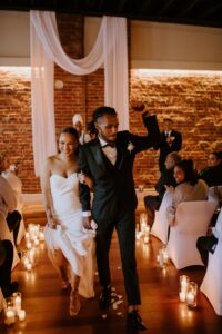 Mariage multiculturel moderne sur le toit à Denver