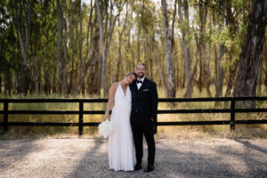 Mariage noir et blanc romantique chez Michelton Wines