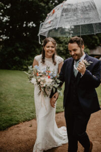 Mariage relaxant et naturel dans le jardin de Thorpe au pastel avec réception en yourte
