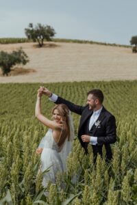 Mariage rempli d'anthurium moderne et minimal en blanc et rose