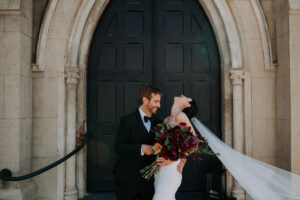 Mariage romantique de mauvaise humeur dans une vieille église