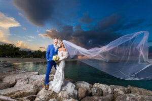 Mariage romantique sur la plage à destination de la Jamaïque