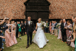 Mariage rustique et joli rose dans la grange du Hertfordshire