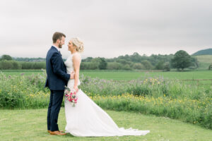 Mariage rustique simple et décontracté dans une grange en Écosse
