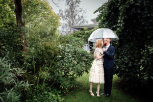 Mariage sous la pluie à la maison