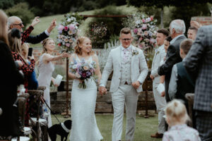 Mariage surprise unique avec des fleurs sauvages pastel à Fairoaks