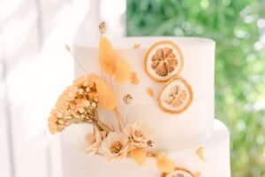 Mettre en place un mariage coloré et utiliser des fruits sur votre gâteau !