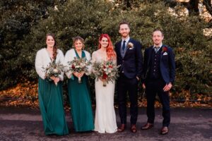Objectifs de mariage d'hiver avec vert forêt, crème et bordeaux