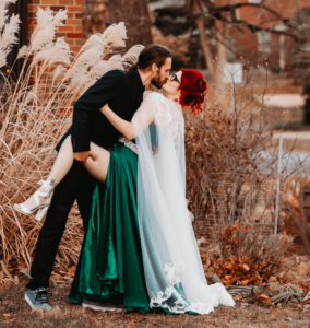 On adore la robe de mariée verte à ce mariage athée alternatif