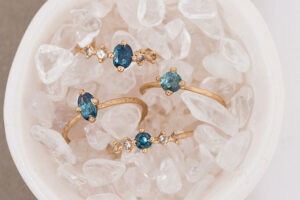 Oui, vous pouvez trouver une magnifique bague de fiançailles à moins de 1 000 $ !