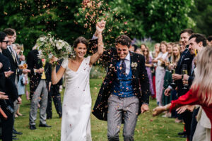 Phoebe en Andrea Hawkes & Halfpenny London pour son mariage à Sennowe Park à Norfolk |  J'aime ma robe®