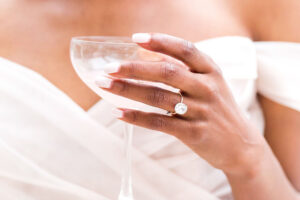 Pourquoi devriez-vous envisager une bague de fiançailles Moissanite
