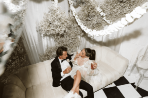 Préparez-vous à illuminer ce mariage disco avec un bar commun