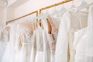 Qu'est-ce qu'une vente d'échantillons dans une boutique de mariage ?