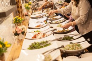 Questions à poser avant d'engager une entreprise de restauration pour votre mariage