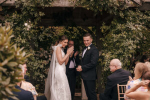 Rebecca dans Made With Love Bridal pour son élégant mariage d'été à Middleton Lodge |  J'aime ma robe®