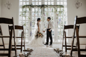 Renouvellement de vœux de mariage doux et coloré avec des fleurs partout