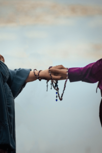 Script de cérémonie wiccan handfasting avec des cristaux et un nettoyage à la fumée