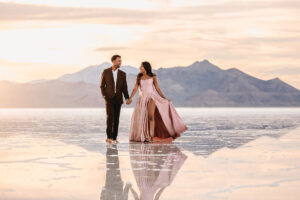 Séance de fiançailles Bonneville Salt Flats à Salt Lake City, Utah