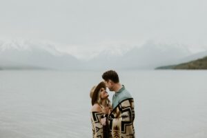 Session de fiançailles Stormy Lakefront Montana