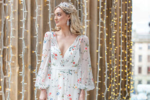 Shooting stylisé : robes de mariée de la nouvelle saison avec fleurs, ornements et tulle qui sont maintenant dans les boutiques de mariage écossaises