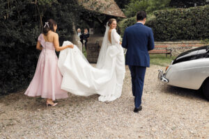 Sophie en Jesus Peiro pour son mariage sous chapiteau à The Family Home |  J'aime ma robe®