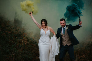 Superbe mariage de grange jaune vif et orange