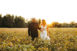 Superbe mariage floral noir et aux couleurs vives