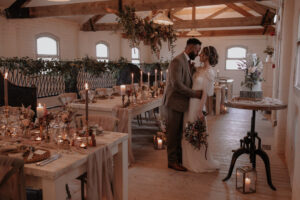 Superbes idées de mariage rose foncé et taupe avec des fleurs abondantes