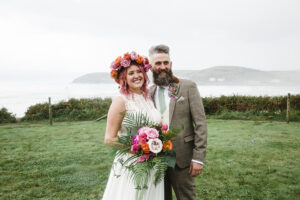 Tiki de plage coloré et mariage de tipi d'inspiration tropicale