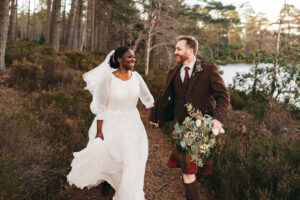 Tolu et Lewis et leur mariage à la fin de l'hiver dans la forêt écossaise |  J'aime ma robe®