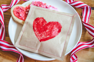 Tutoriel sur les biscuits au cœur avec des sacs en papier cousus