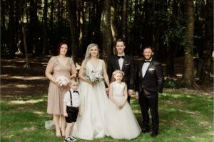 Un beau mariage de jardin centré autour de la famille