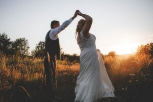 Un beau mariage ensoleillé avec beaucoup de rose sombre