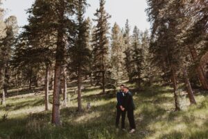 Un jour de mariage dans le Colorado rempli d'amour, de rires et de larmes de joie